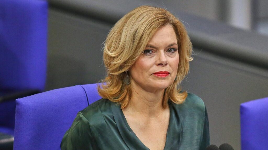 Klöckner verteidigt Verzicht auf Regenbogenflagge am Reichstag