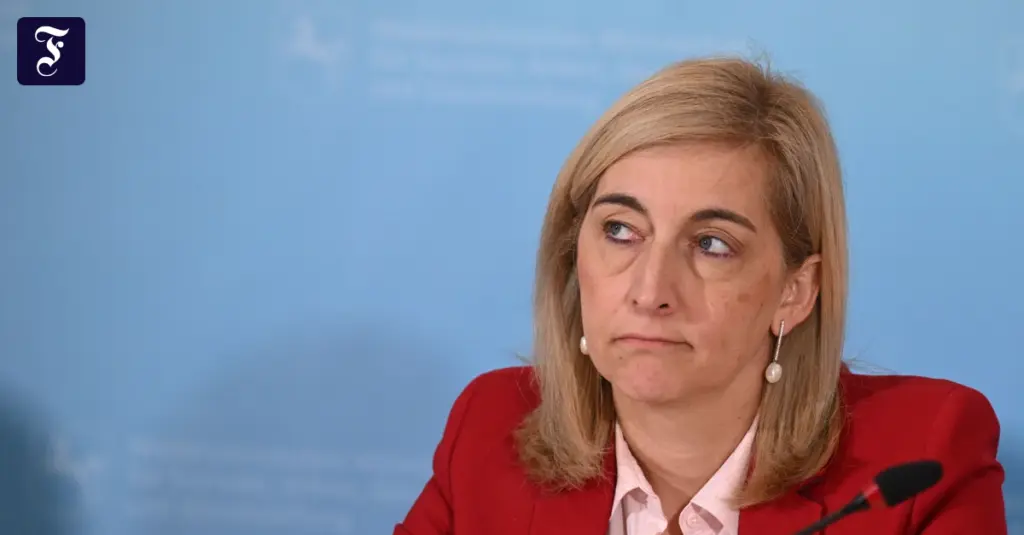 Warken fordert steuerliche Förderung privater Pflegevorsorge