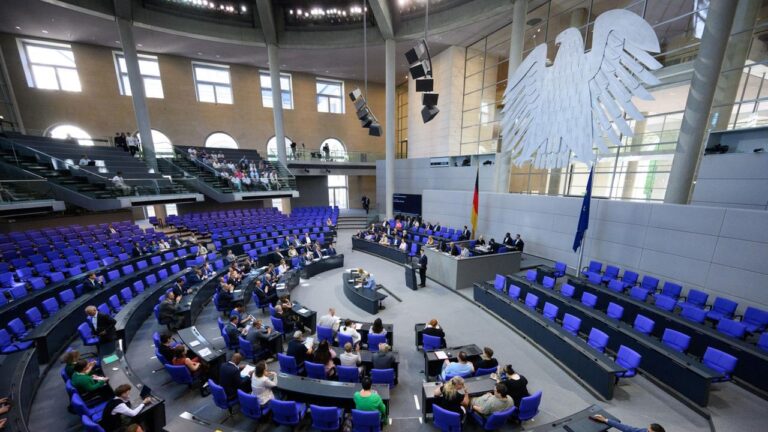 Linke kritisiert Kapitalrente scharf – CDU verteidigt Reform