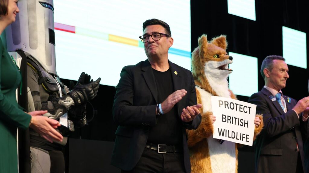 Andy Burnham gewinnt Nachwahl in Makerfield und fordert Starmer heraus