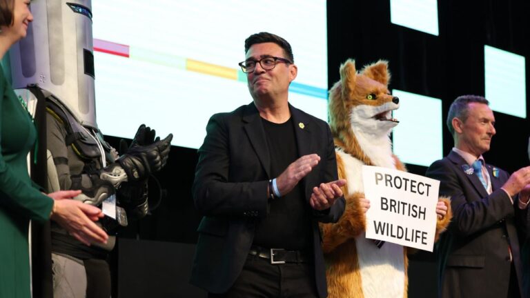 Andy Burnham gewinnt Nachwahl in Makerfield und fordert Starmer heraus