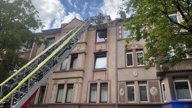 Дортмунд: рятувальники дістали малюка з ринви на четвертому поверсі
