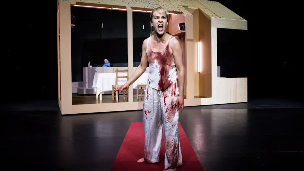 „Orestie“ in Nürnberg: Aischylos‘ Antiken-Thriller als beklemmendes Familiendrama