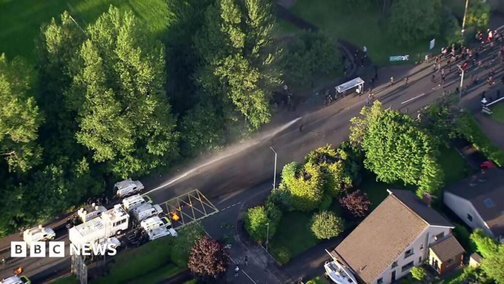 Belfast: Wasserwerfer gegen Randalierer nach Messerangriff