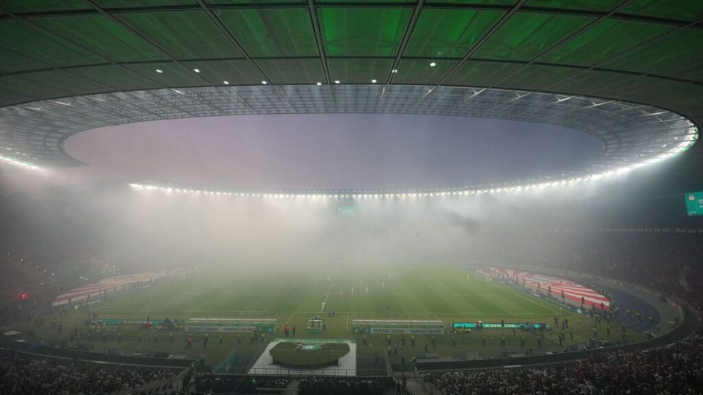 Reul fordert härtere Gangart bei Pyrotechnik in Stadien