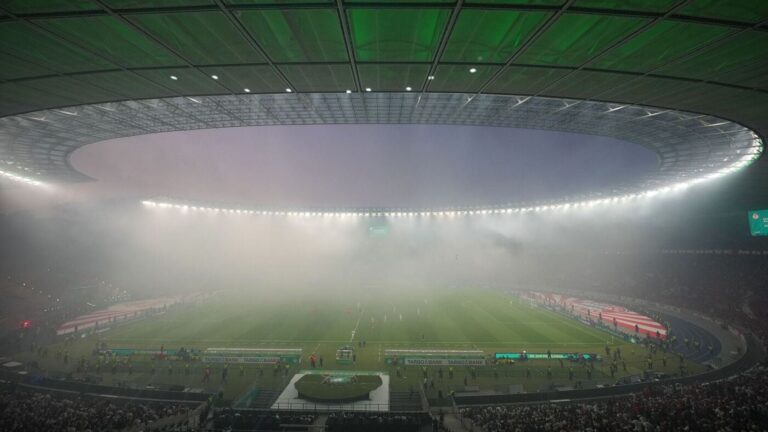Reul fordert härtere Gangart bei Pyrotechnik in Stadien