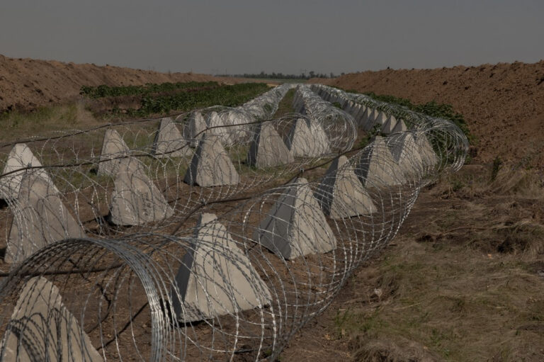 Ukraine expands defensive line on border with Belarus