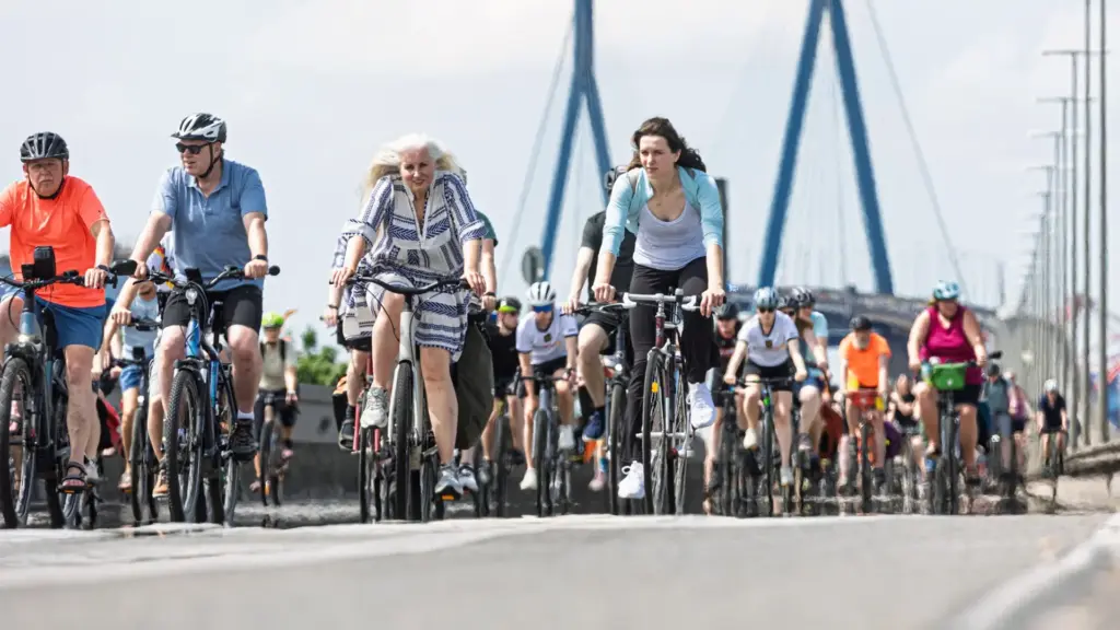6.500 Radfahrer bei Sternfahrt in Hamburg für Verkehrswende