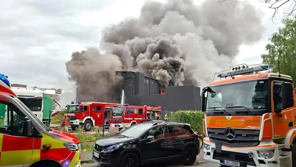 Großbrand in Neumünster: Lagerhalle mit E-Scooter-Akkus brennt lichterloh
