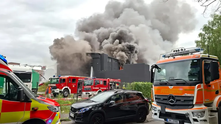Massive fire in Neumünster: Warehouse with e-scooter batteries ablaze