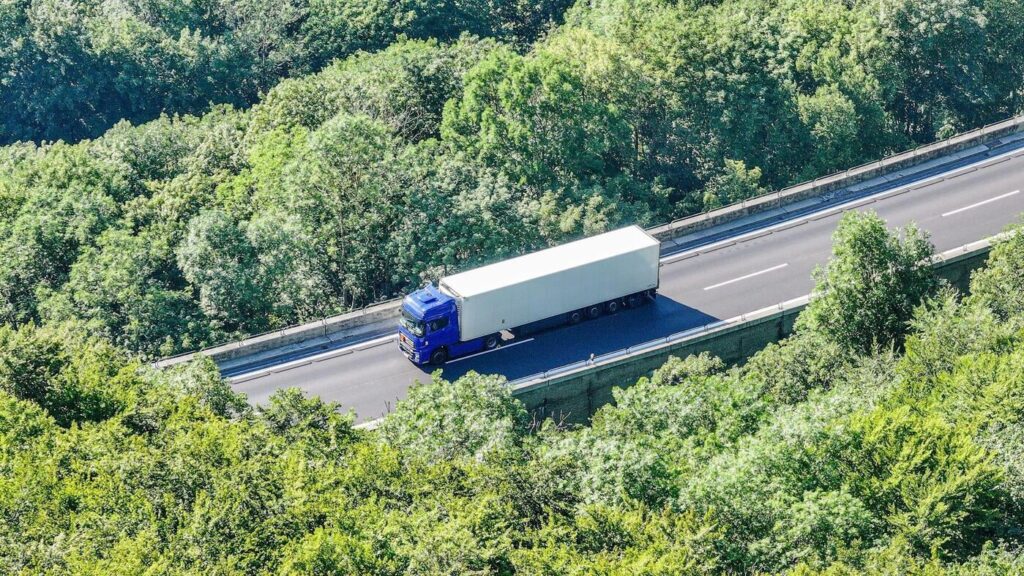 Gefahrgut-Lkw auf A8: 100 Menschen evakuiert, Explosionsgefahr