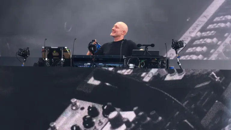 Paul Kalkbrenner defies the heat with 20,000 fans in Hamburg