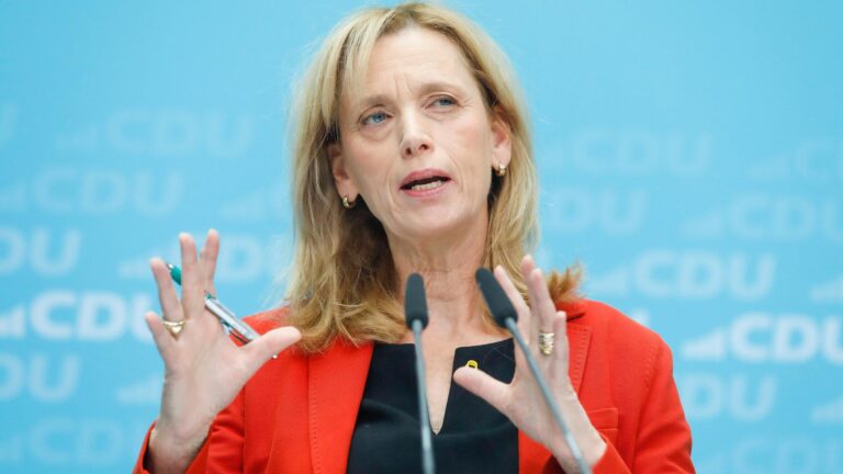 Prien verteidigt Schulpflicht gegen Aufweichungsbestrebungen