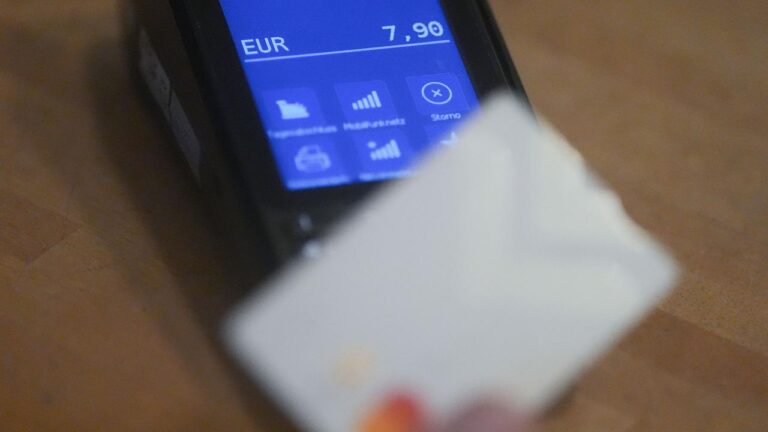 Cash loses top spot: Germans pay cashless more often
