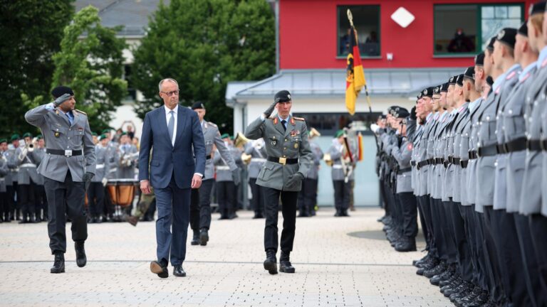 Merz würdigt Bundeswehr bei öffentlichem Gelöbnis in Medebach