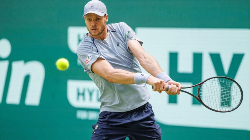 Hanfmann celebrates 100th tour victory in Halle
