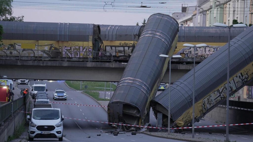 Güterzug stürzt in München von Brücke – ein Toter