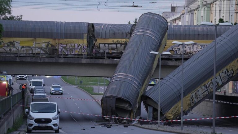 Вантажний поїзд впав з мосту в Мюнхені: одна людина загинула