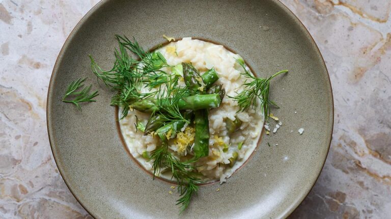 Dicke-Bohnen-Risotto mit Spargel: Ein letztes Frühlingsgericht