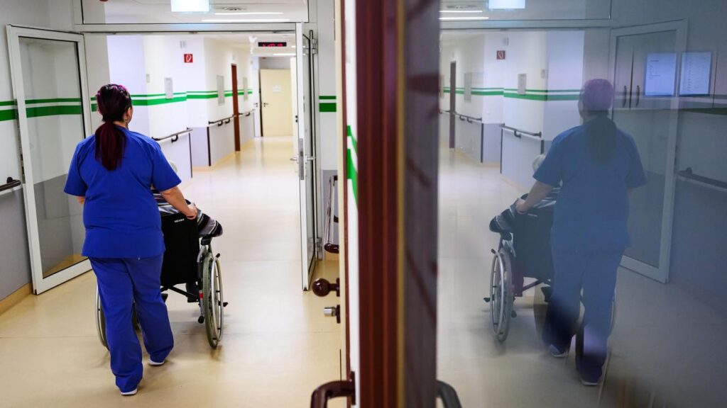 Bayern kritisiert Pflegereform: Kürzung bei Rentenbeiträgen für Pflegende