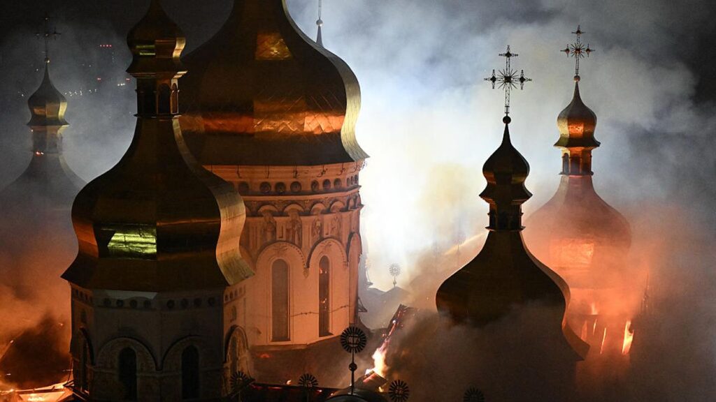 Russischer Angriff: Höhlenkloster in Kyjiw brennt – zwei Tote