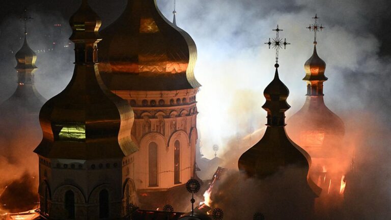 Russischer Angriff: Höhlenkloster in Kyjiw brennt – zwei Tote
