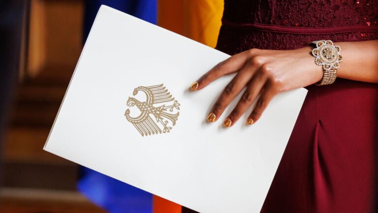 Einbürgerungen in Deutschland erreichen 2025 neuen Höchststand
