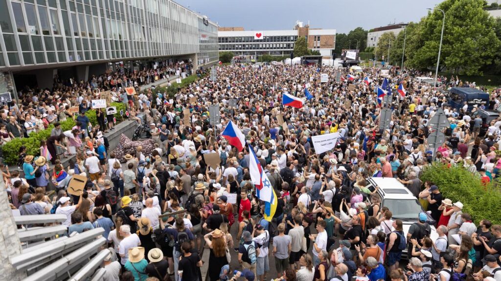 Тисячі в Празі: протести проти планів Бабіша щодо радіомовлення