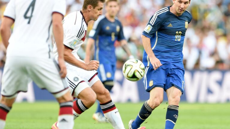 Мірослав Клозе привітав Ліонеля Мессі з новим рекордом чемпіонатів світу