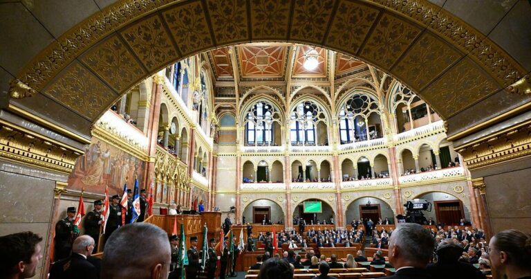 Hungary Limits MPs’ Terms to Twelve Years