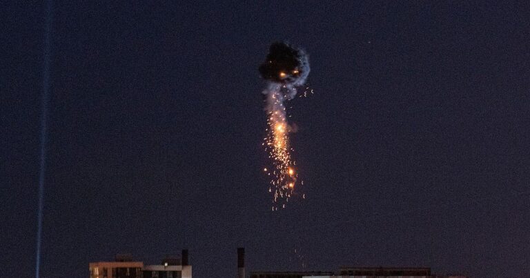Russland fliegt schwere Luftangriffe auf die Ukraine