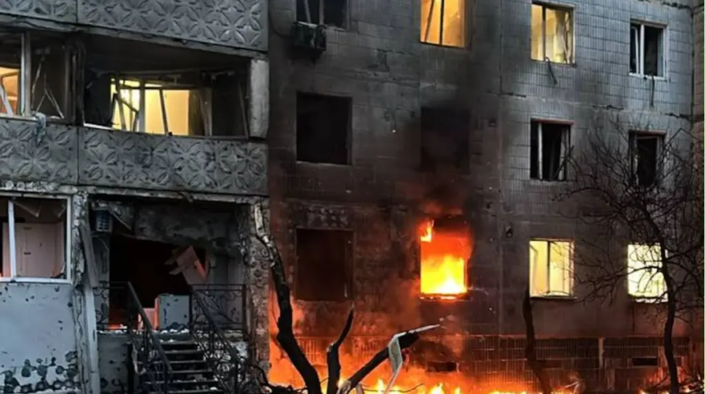 Russischer Drohnenangriff auf Wohnhaus in Sumy: Drei Verletzte