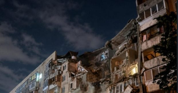 Russia attacks Kyiv with missiles and drones – residential building hit