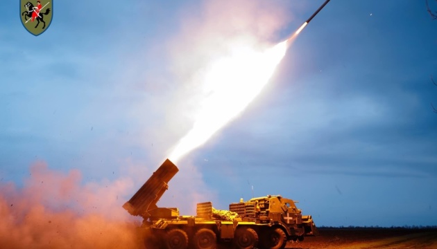 Україна повідомляє про 295 російських атак на фронті