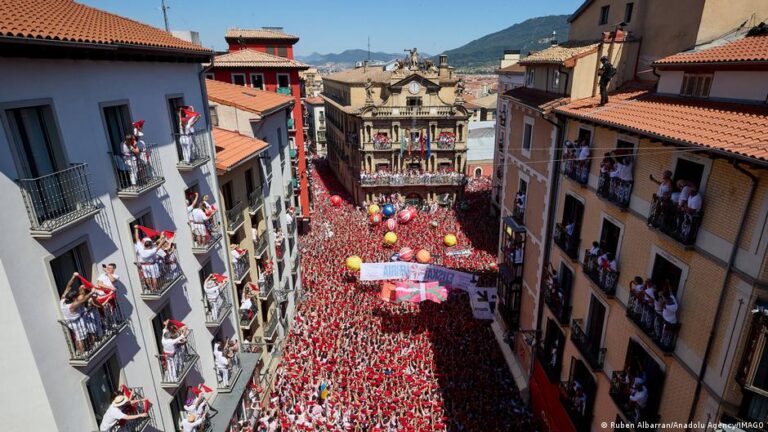 San Fermín Festival in Pamplona Opens with Traditional Bull Run