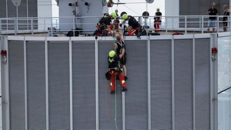 Firefighters rescue window cleaners from 240 meters at Commerzbank Tower