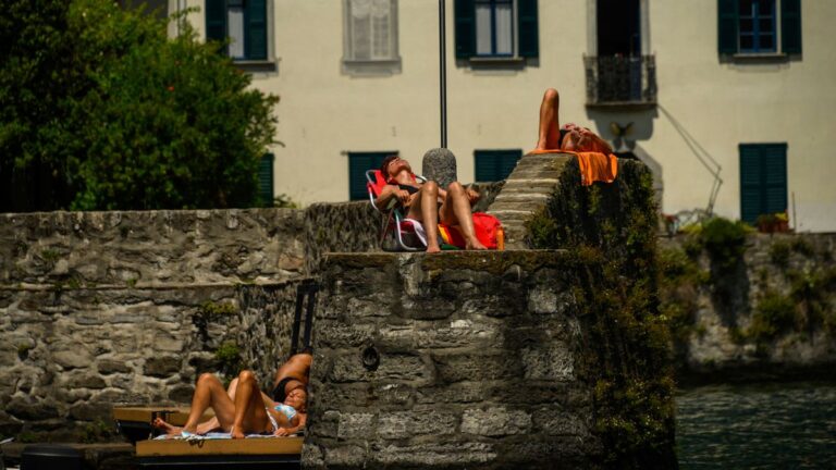 Comer See: Varenna verhängt Geldbußen für Badekleidung im Ort