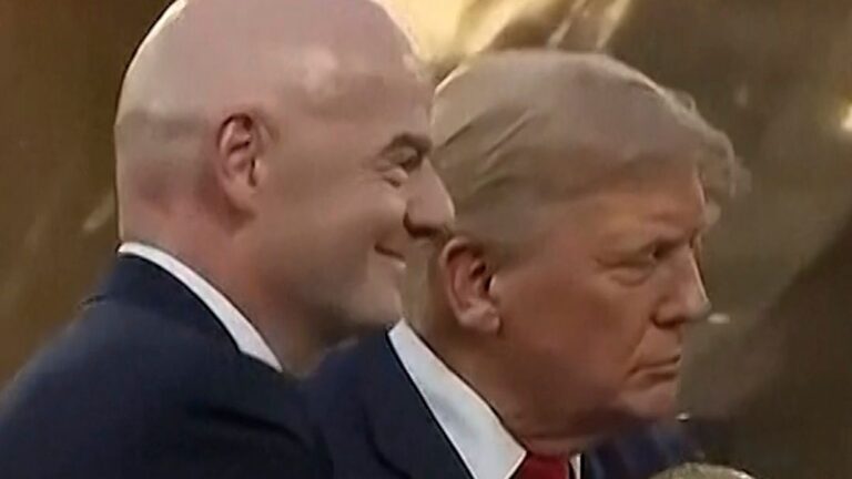 Трамп просто стояв на сцені під час церемонії нагородження чемпіонату світу