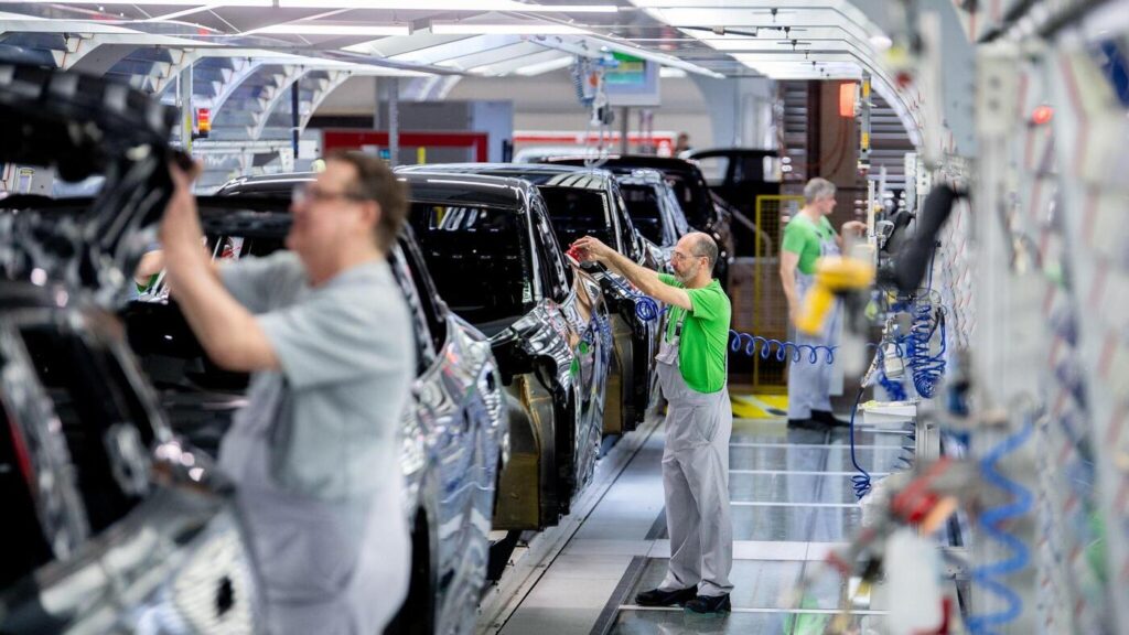 Deutsche Unternehmen verlagern Arbeitsplätze und Investitionen verstärkt ins Ausland