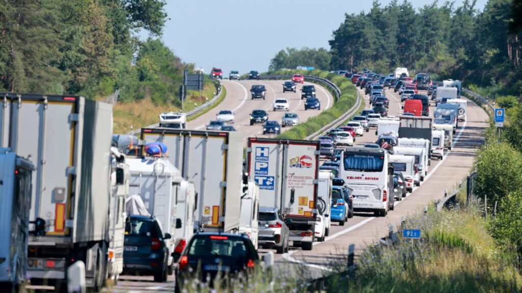 ADAC попереджає про затори на вихідних: літні канікули майже у всіх землях