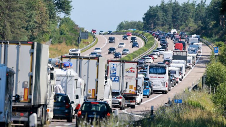 ADAC попереджає про затори на вихідних: літні канікули майже у всіх землях