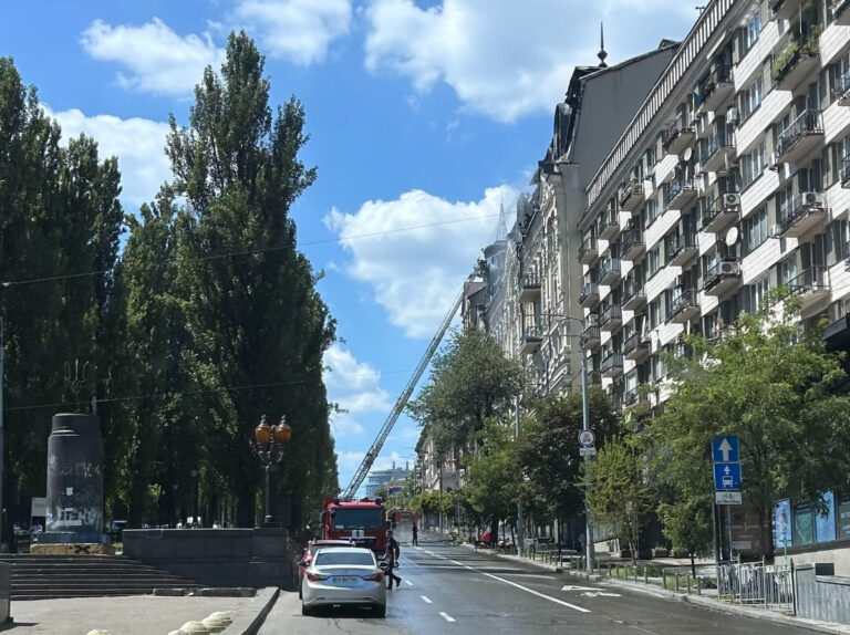 Russischer Angriff auf Kyiv zerstört Moyo-Lager und trifft Porsche-Zentrum