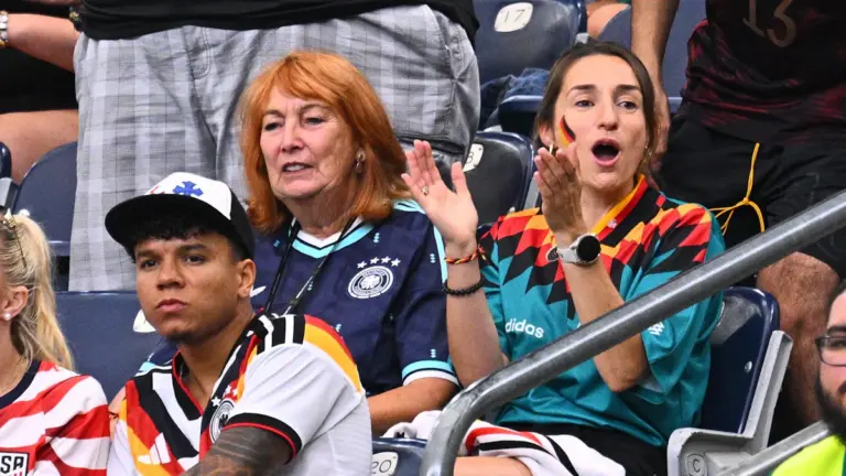 DFB Stars in World Cup Quarters: Hide-and-Seek and Partners’ Visit