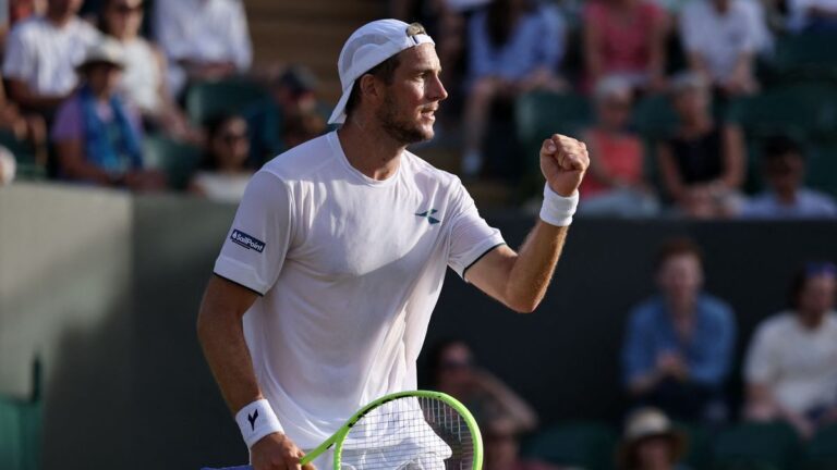 Struff erstmals im Wimbledon-Viertelfinale nach Hurkacz-Aufgabe