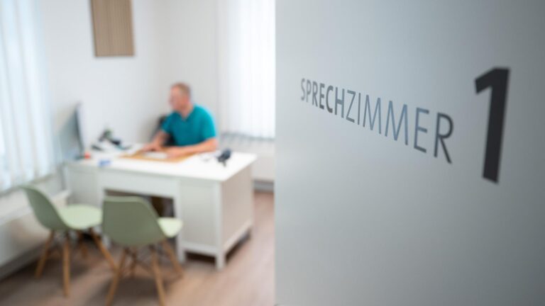 Coalition Reform Plans: Praise and Sharp Criticism from Business and Doctors