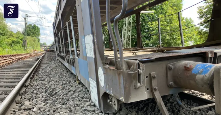 Güterzug entgleist: Bahnstrecke Friedberg–Hanau bis August gesperrt