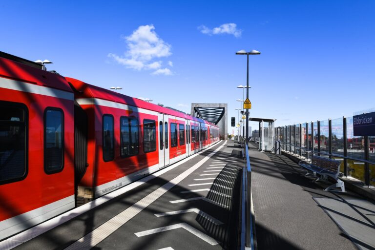 Sternbrücke in Hamburg-Altona: Transport of 3,700-Ton Bridge Moved Forward