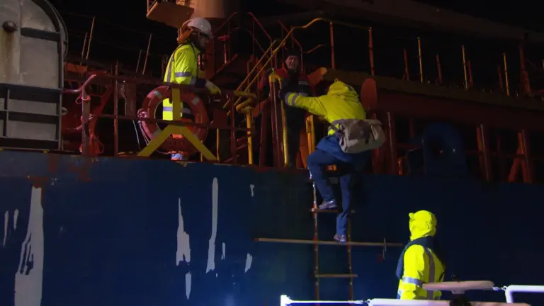 Elbe pilot collapses on container ship – colleague resuscitates him via radio