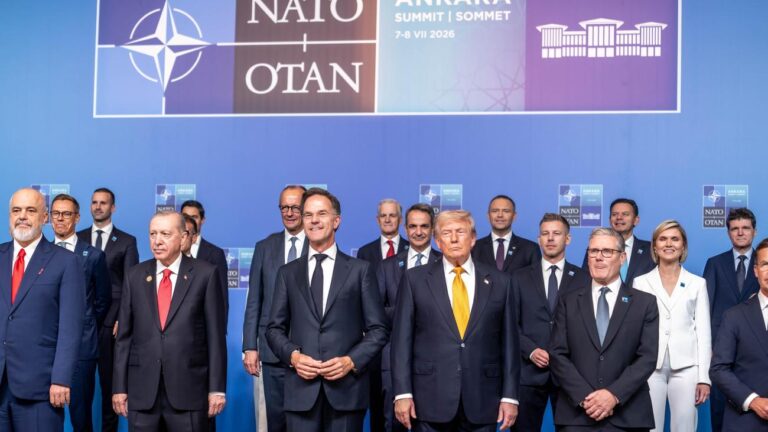 Erdoğan beschenkt Nato-Gipfelteilnehmer mit Revolvern – Merz gibt Waffe ab