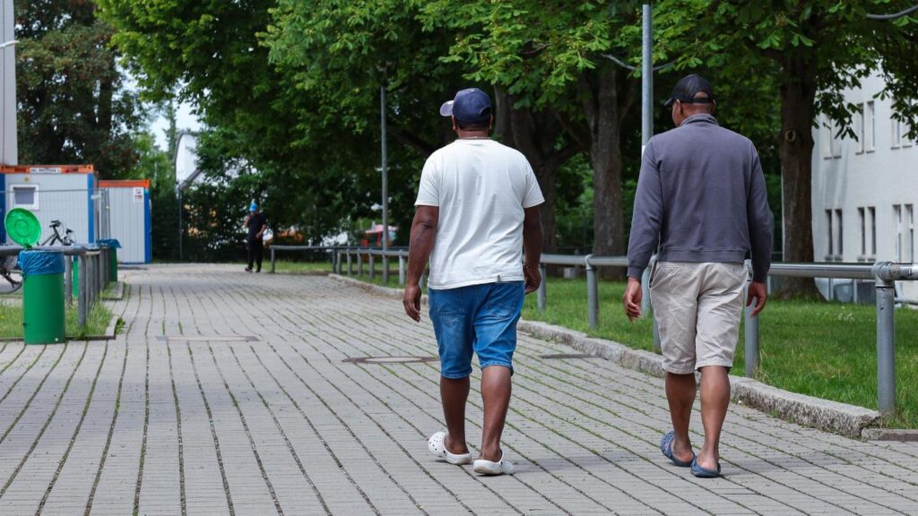 Asylanträge in Deutschland: Rückgang um mehr als ein Drittel
